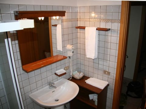 Shower, free toiletries, towels