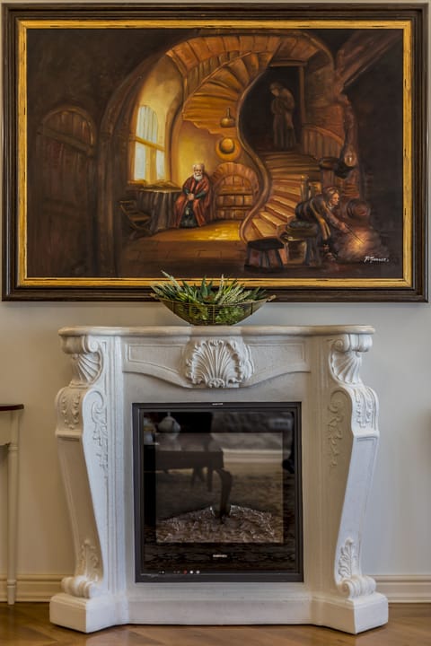 Luxury Suite Piaca - Other location, 3 min away | Living area | 40-inch LCD TV with satellite channels, TV, video-game console