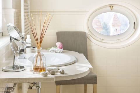 Junior Room | Bathroom | Shower, rainfall showerhead, free toiletries, hair dryer