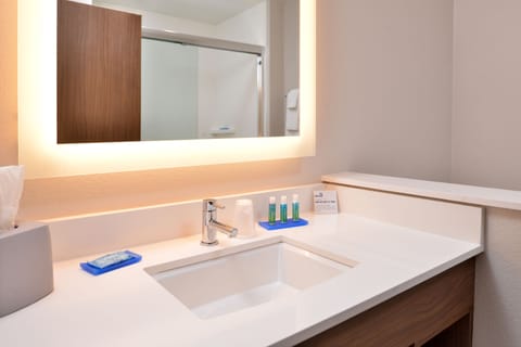 Combined shower/tub, free toiletries, hair dryer, towels