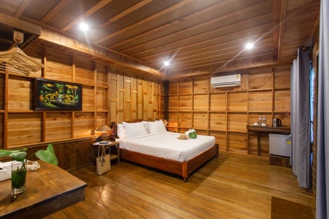 Deluxe Room, Beachfront (Free pick up and dop off at Mae Haad) | Free WiFi, bed sheets