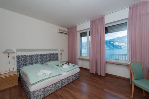 In-room safe, desk, free WiFi