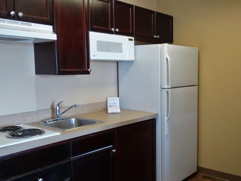 Full-size fridge, microwave, stovetop, dishwasher