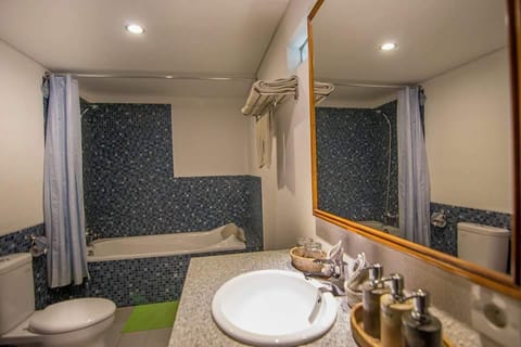 Deluxe Bungalow with Bathtub and Pool View | Bathroom | Free toiletries, slippers