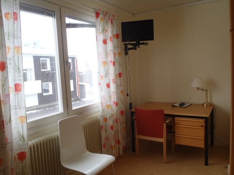 Standard Twin Room, Private Bathroom (Hotellbyggnad) | Desk, laptop workspace, iron/ironing board, free WiFi