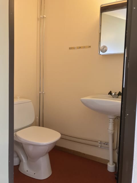 Economy Twin Room, Shared Bathroom (Vandrarhem) | Bathroom | Shower, free toiletries, towels