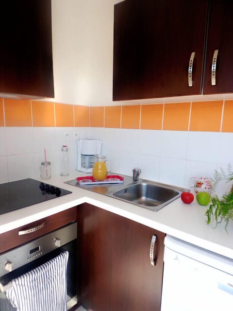 Villa, 3 Bedrooms, Terrace (34) | Private kitchen | Full-size fridge, microwave, oven, stovetop