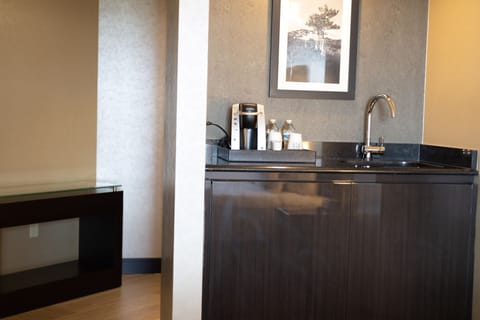 Executive Jacuzzi Suite | In-room safe, desk, blackout drapes, iron/ironing board