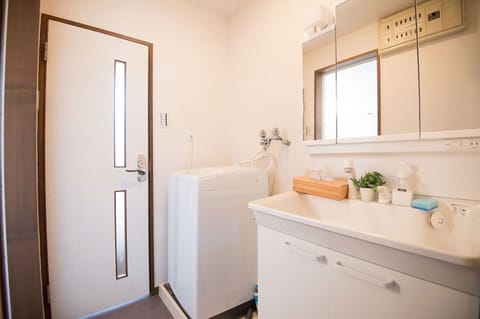 Deluxe Room | Bathroom | Shower, free toiletries, hair dryer, towels