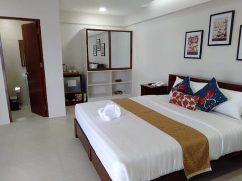 Junior Suite, 1 King Bed, Non Smoking, Beach View | Free WiFi, bed sheets