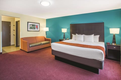 Deluxe Room, 1 King Bed, Non Smoking | Premium bedding, pillowtop beds, desk, iron/ironing board