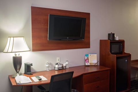 Premium bedding, in-room safe, desk, laptop workspace