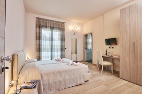 Down comforters, desk, cribs/infant beds, rollaway beds