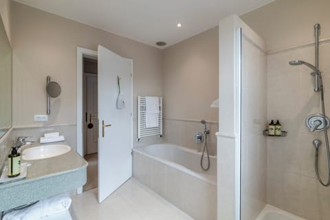 Junior Suite | Bathroom | Free toiletries, hair dryer, bathrobes, slippers