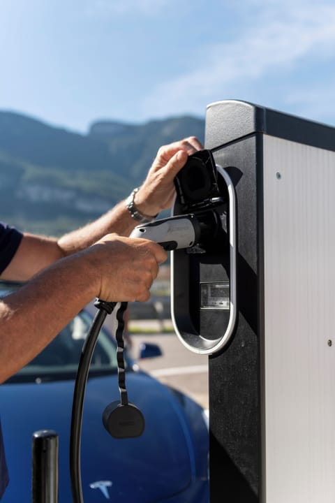 Electric vehicle charging station