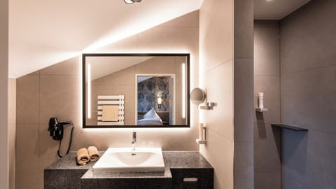 Family Quadruple Room, 1 Bedroom | Bathroom | Shower, free toiletries, hair dryer, towels