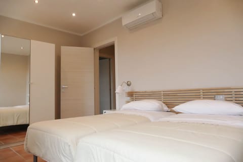 Twin Room, Private External Bathroom | 1 bedroom, desk, iron/ironing board, free WiFi