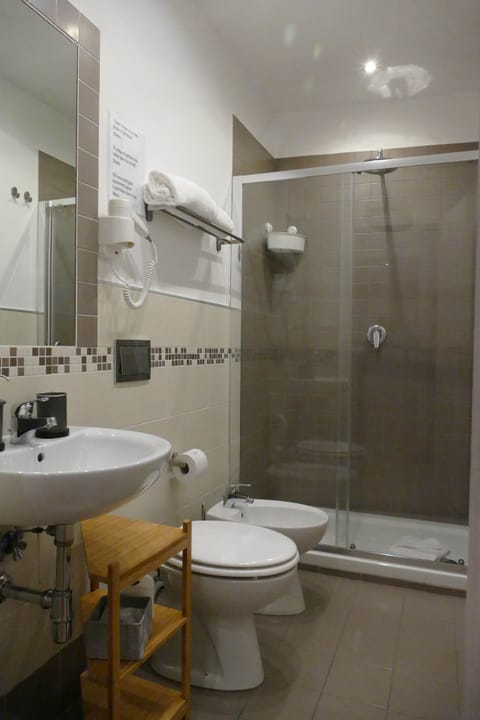 Single Room, Ensuite | Bathroom | Shower, rainfall showerhead, free toiletries, hair dryer