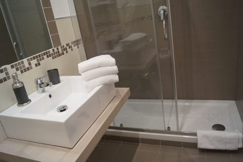 Triple Room, Ensuite | Bathroom | Shower, rainfall showerhead, free toiletries, hair dryer