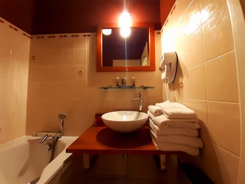 Triple Room Street Side  | Bathroom | Free toiletries, hair dryer, towels