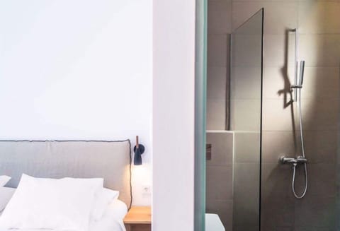 Superior Double Room | Bathroom | Shower, free toiletries, hair dryer, towels