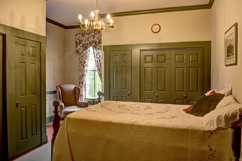 Room, Private Bathroom (Reese's Retreat (Springfield)) | Desk, iron/ironing board, free WiFi