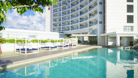 Outdoor pool, pool umbrellas, sun loungers