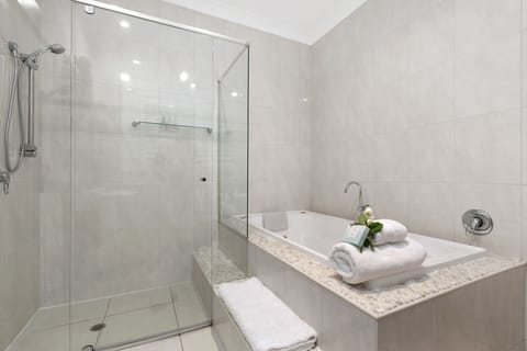 Executive Suite, 1 Bedroom, Garden View, Ground Floor | Bathroom | Separate tub and shower, jetted tub, rainfall showerhead