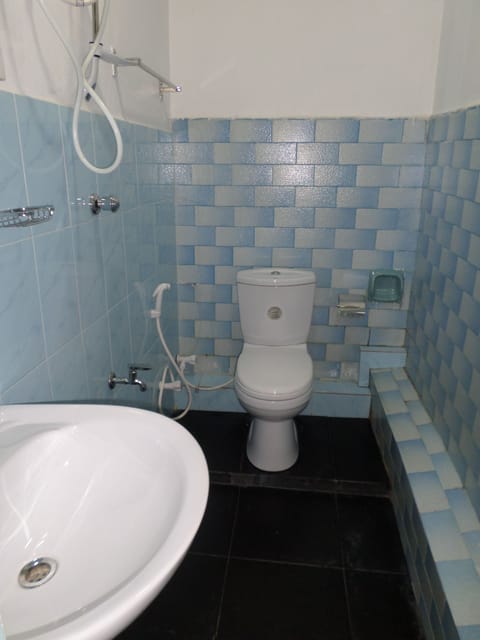 Economy Double or Twin Room, 2 Twin Beds, Mountain View, Garden Area | Bathroom | Shower, free toiletries, towels