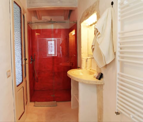 Deluxe Room, City View | Bathroom | Shower, free toiletries, hair dryer, bidet