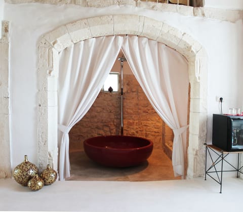 Romantic Room | Deep soaking bathtub