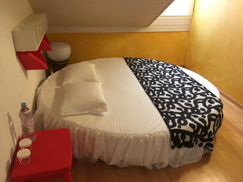 Design Double Room, 1 King Bed | Desk, iron/ironing board, free WiFi, bed sheets