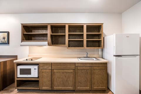 Full-size fridge, microwave, stovetop, dishwasher