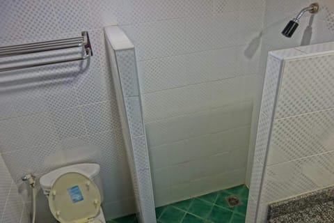 Standard Room | Bathroom | Shower, free toiletries, towels