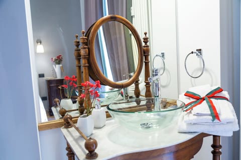 Deluxe Double or Twin Room (Lavorare Stanca) | Bathroom | Free toiletries, hair dryer, bathrobes, bidet