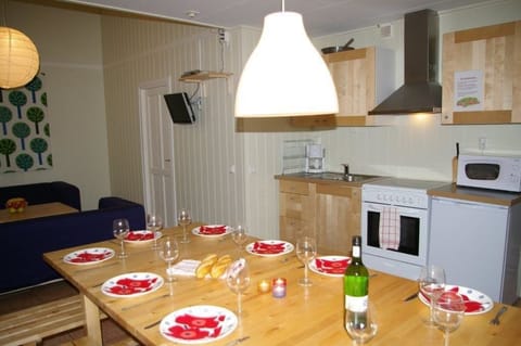 House (12 Beds) | In-room dining