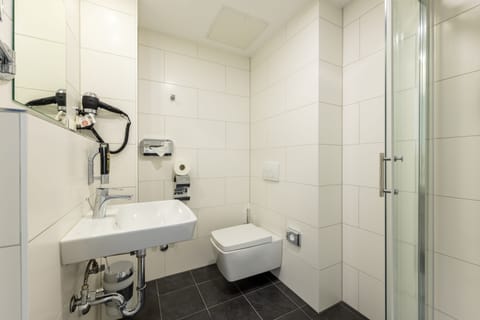 Standard Twin Room | Bathroom | Shower, towels