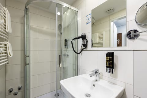 Standard Single Room | Bathroom | Shower, towels