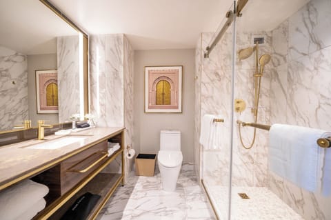 Marra Style Signature Junior Suite | Bathroom | Shower, designer toiletries, hair dryer, towels