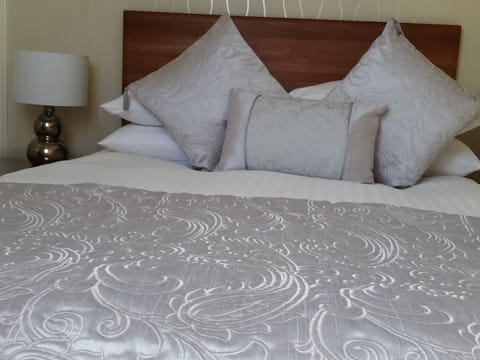 Double Room, Ensuite | Premium bedding, blackout drapes, iron/ironing board, free WiFi