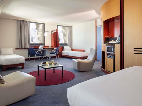 Executive Suite, Multiple Beds | Private kitchen | Fridge, microwave, espresso maker, coffee/tea maker