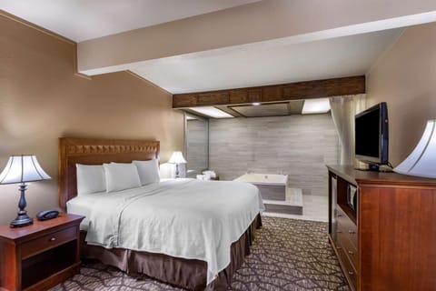 Suite, 1 King Bed, Non Smoking, Hot Tub | Premium bedding, in-room safe, individually furnished, desk