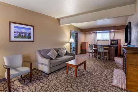 Suite, 1 King Bed, Non Smoking, Hot Tub | Premium bedding, in-room safe, individually furnished, desk