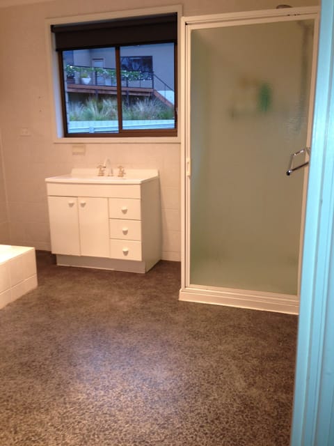 House, 2 Bedrooms | Bathroom | Free toiletries, hair dryer, towels