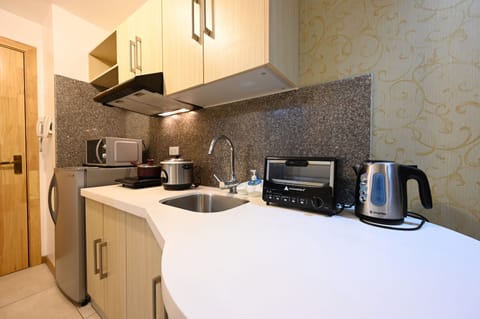 Deluxe Condo, 1 Queen Bed, Kitchen, Courtyard View | Private kitchen | Fridge, microwave, electric kettle