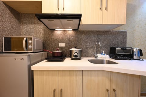 Deluxe Condo, 1 Queen Bed, Kitchen, Courtyard View | Private kitchen | Fridge, microwave, electric kettle