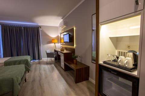 Deluxe Room, Non Smoking | 1 bedroom, Egyptian cotton sheets, premium bedding, minibar