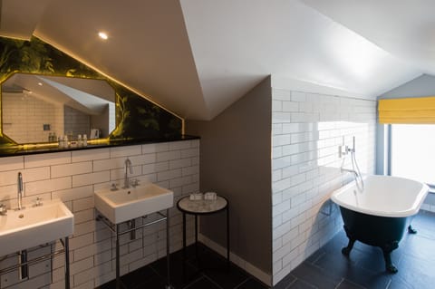 Signature Suite | Bathroom | Free toiletries, hair dryer, towels, soap