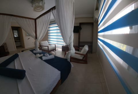 Superior Double Room, Sea View | Premium bedding, in-room safe, desk, free WiFi