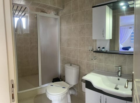 Superior Double Room, Sea View | Bathroom | Shower, free toiletries, hair dryer, slippers